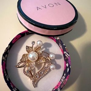 Avon Flower Market gold/pearlesque brooch